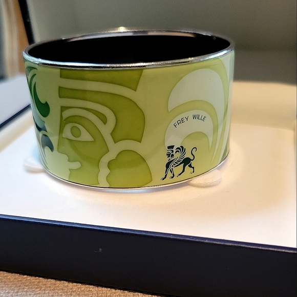 FREY WILLE--classic silver enamel bangle with signature motif in green - Picture 1 of 5